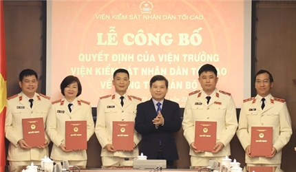 Trao quyết định của Viện trưởng VKSND tối cao về công tác cán bộ